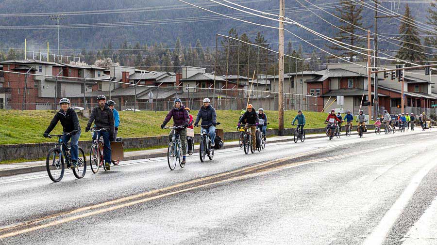 Bike riders pitch bike lanes to receptive council Ashland News