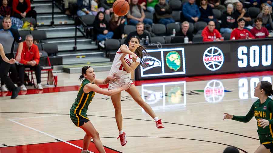 Keeley Wright, a sophomore guard, passes the ball during the fourth quarter of Saturday’s SOU victory over Multnomah. Ashland.news photo by Bob Palermini