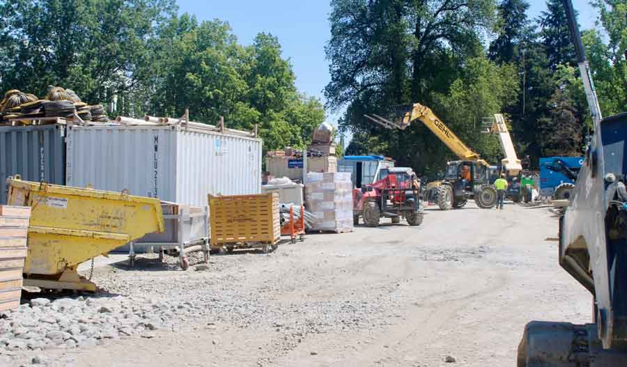 Construction workers and vehicles move around the Capitol doing renovations as part of a $598 million seismic retrofitting project to make the building more earthquake-proof. Oregon Capital Chronicle photo by Julia Shumway